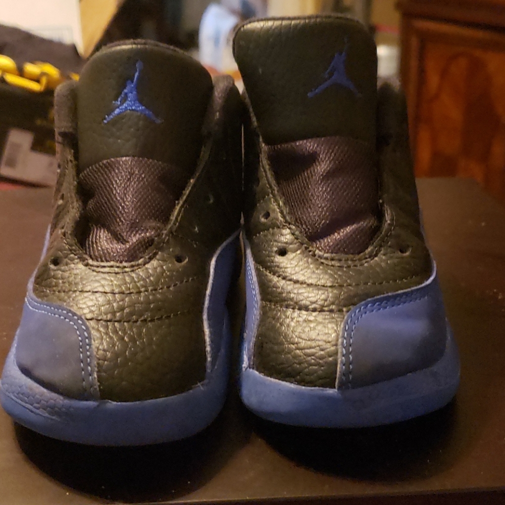 Kids shoes w/o shoestrings hence bigger discount